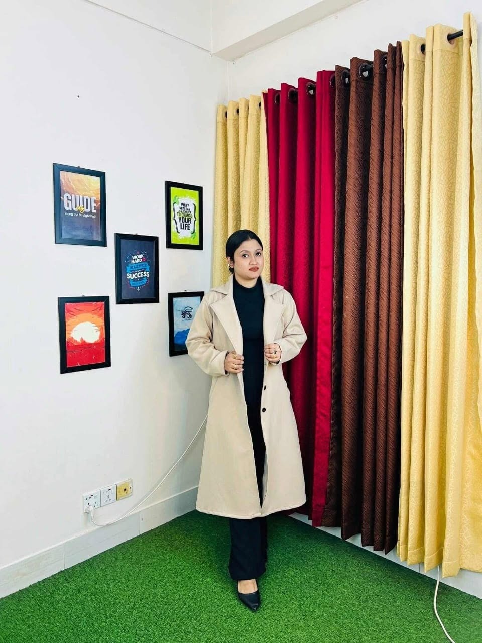 অফ-হোয়াইট ওভারকোট