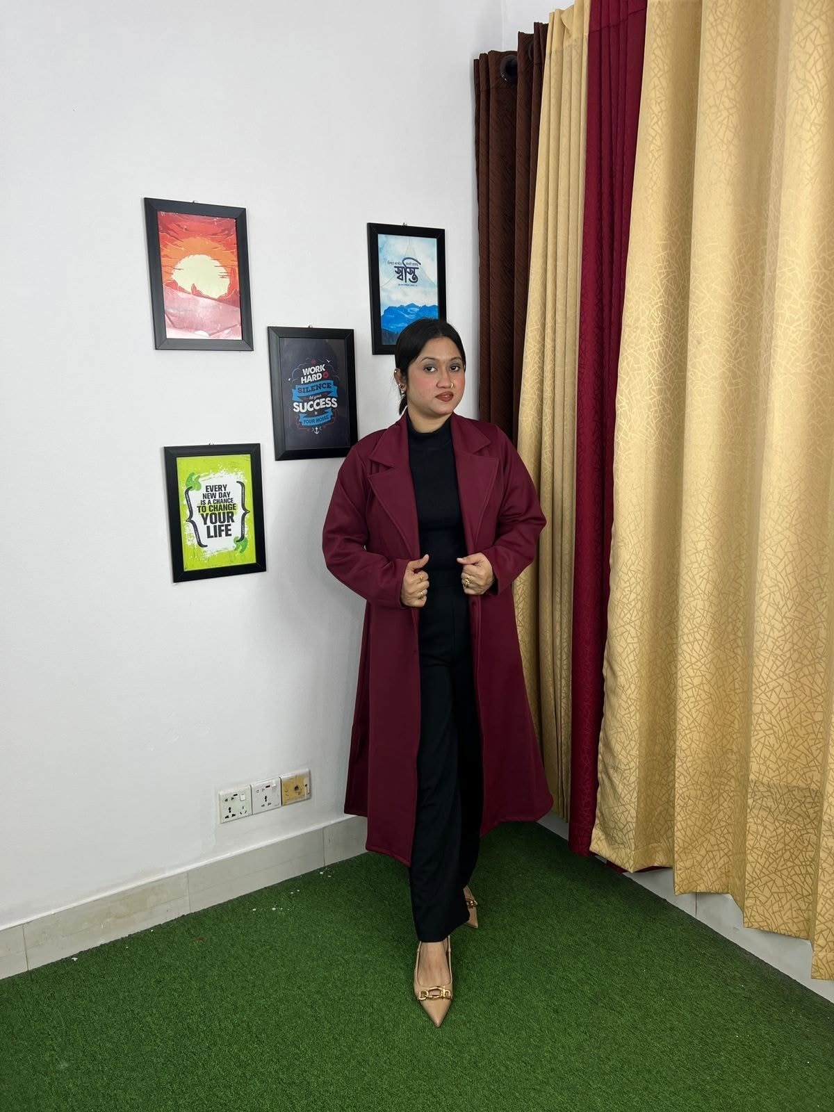 ম্যারুন ওভারকোট